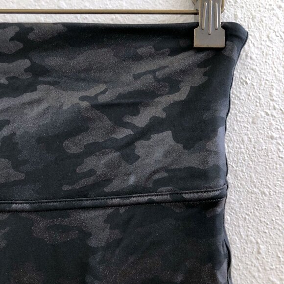 SPANX Faux Leather Shiny Camo Leggings Size Large - Picture 6 of 11